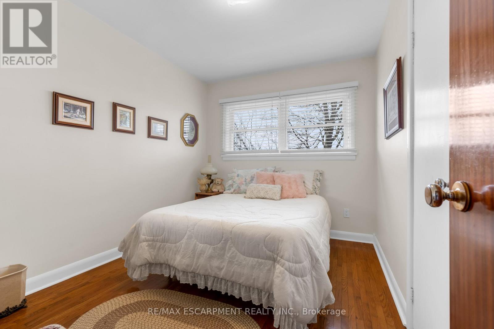 609 Green Mountain Road E, Hamilton, ON - Indoor Photo Showing Bedroom