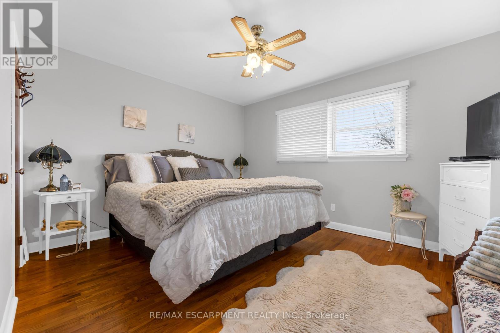 609 Green Mountain Road E, Hamilton, ON - Indoor Photo Showing Bedroom