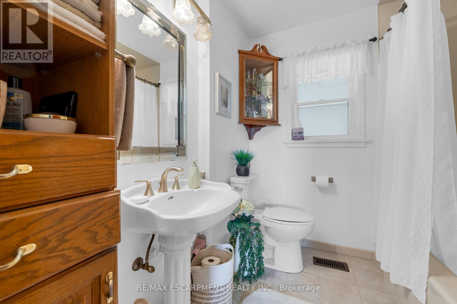 609 Green Mountain Road E, Hamilton, ON - Indoor Photo Showing Bathroom