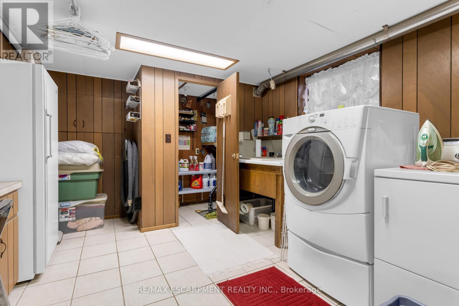 609 Green Mountain Road E, Hamilton, ON - Indoor Photo Showing Laundry Room