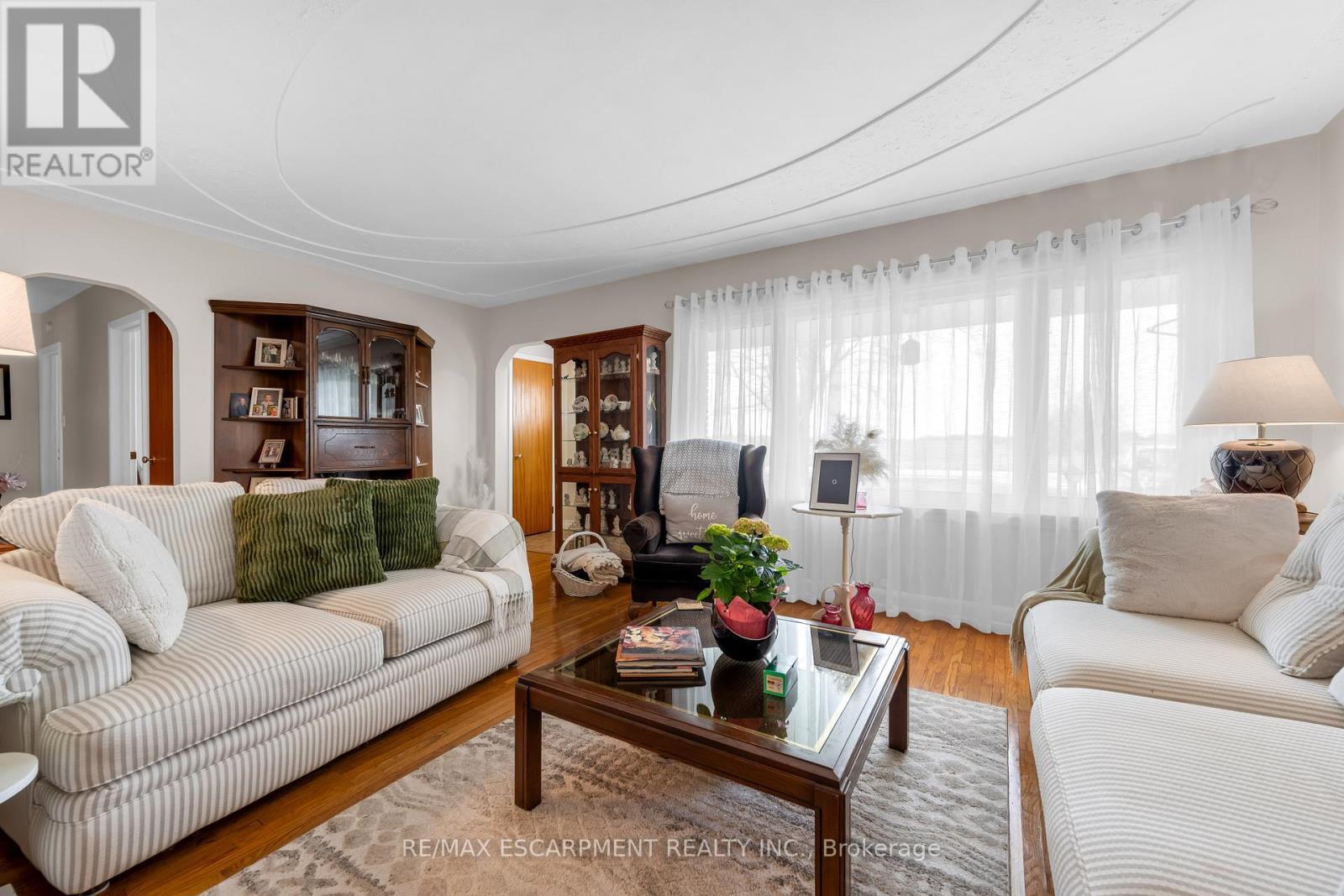 609 Green Mountain Road E, Hamilton, ON - Indoor Photo Showing Living Room
