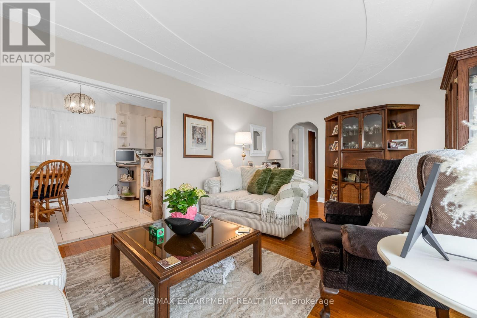 609 Green Mountain Road E, Hamilton, ON - Indoor Photo Showing Living Room