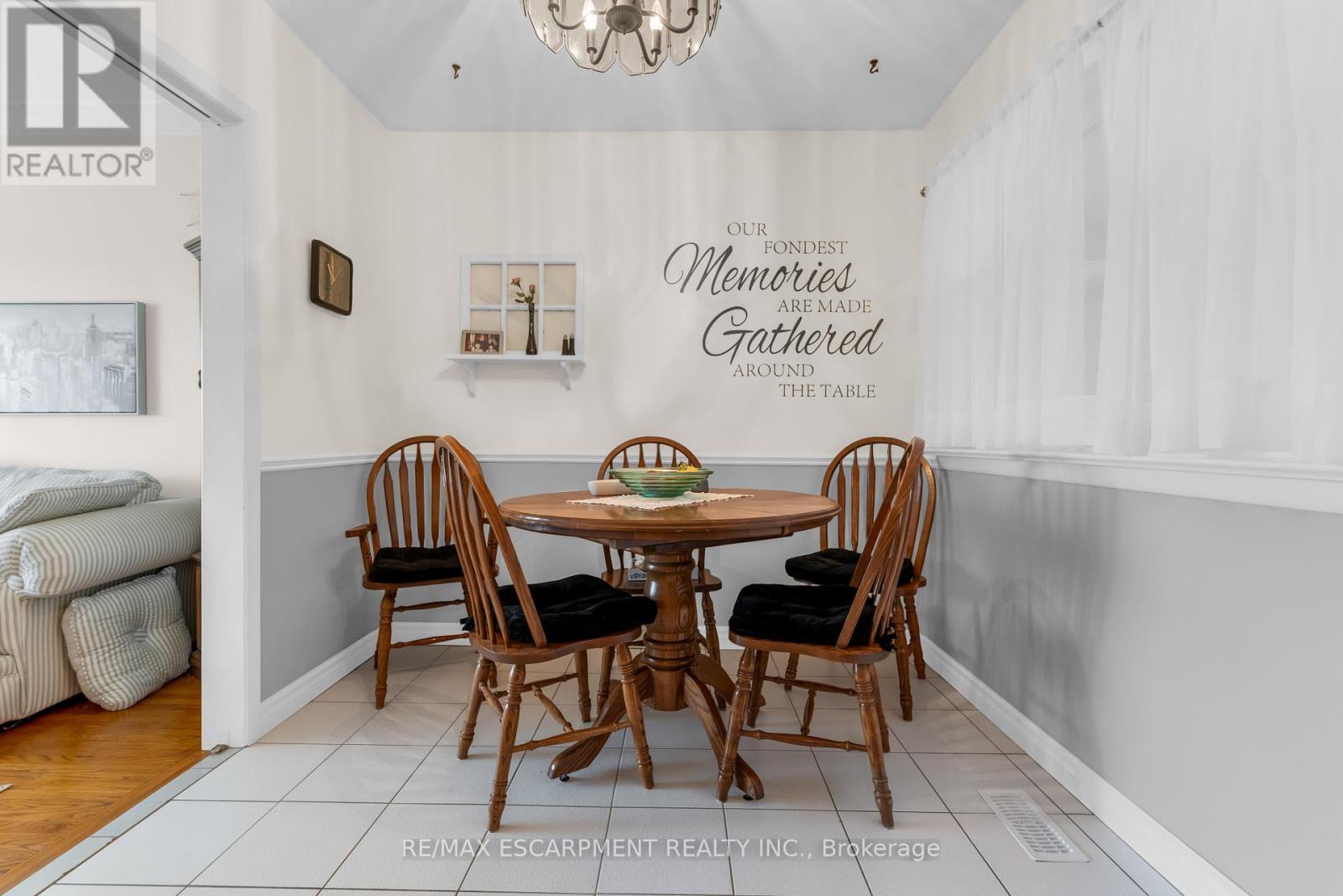 609 Green Mountain Road E, Hamilton, ON - Indoor Photo Showing Dining Room