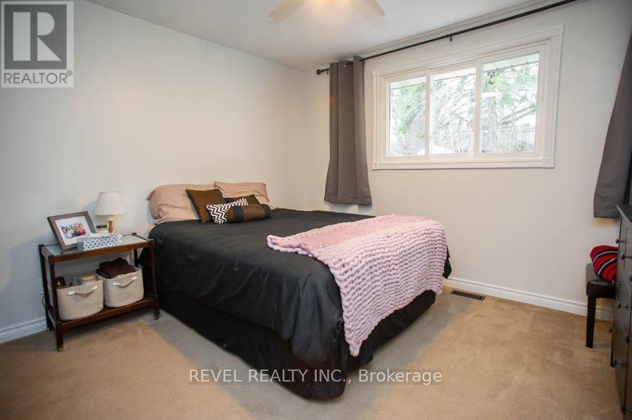 102 Century Hill Drive, Kitchener, ON - Indoor Photo Showing Bedroom