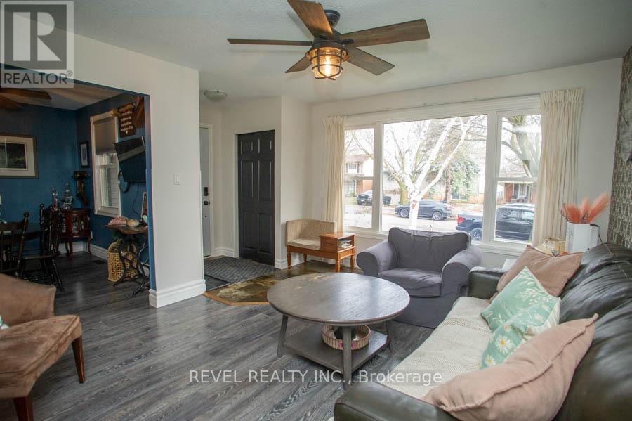 102 Century Hill Drive, Kitchener, ON - Indoor Photo Showing Living Room