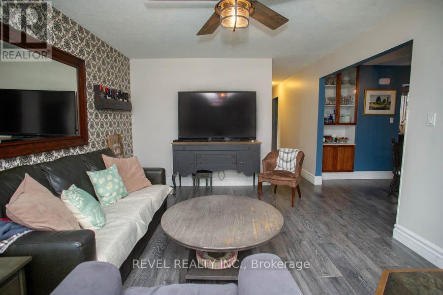 102 Century Hill Drive, Kitchener, ON - Indoor Photo Showing Living Room