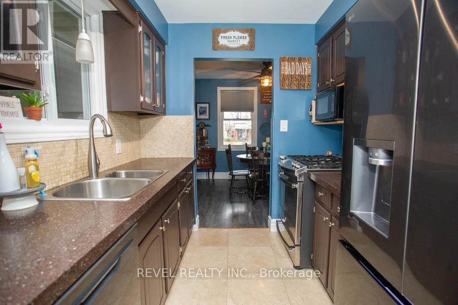 102 Century Hill Drive, Kitchener, ON - Indoor Photo Showing Kitchen With Double Sink