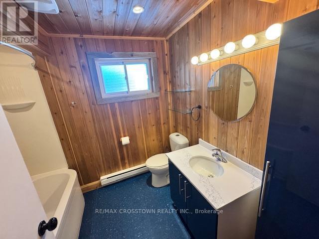 1056 Elm Road, Innisfil, ON - Indoor Photo Showing Bathroom