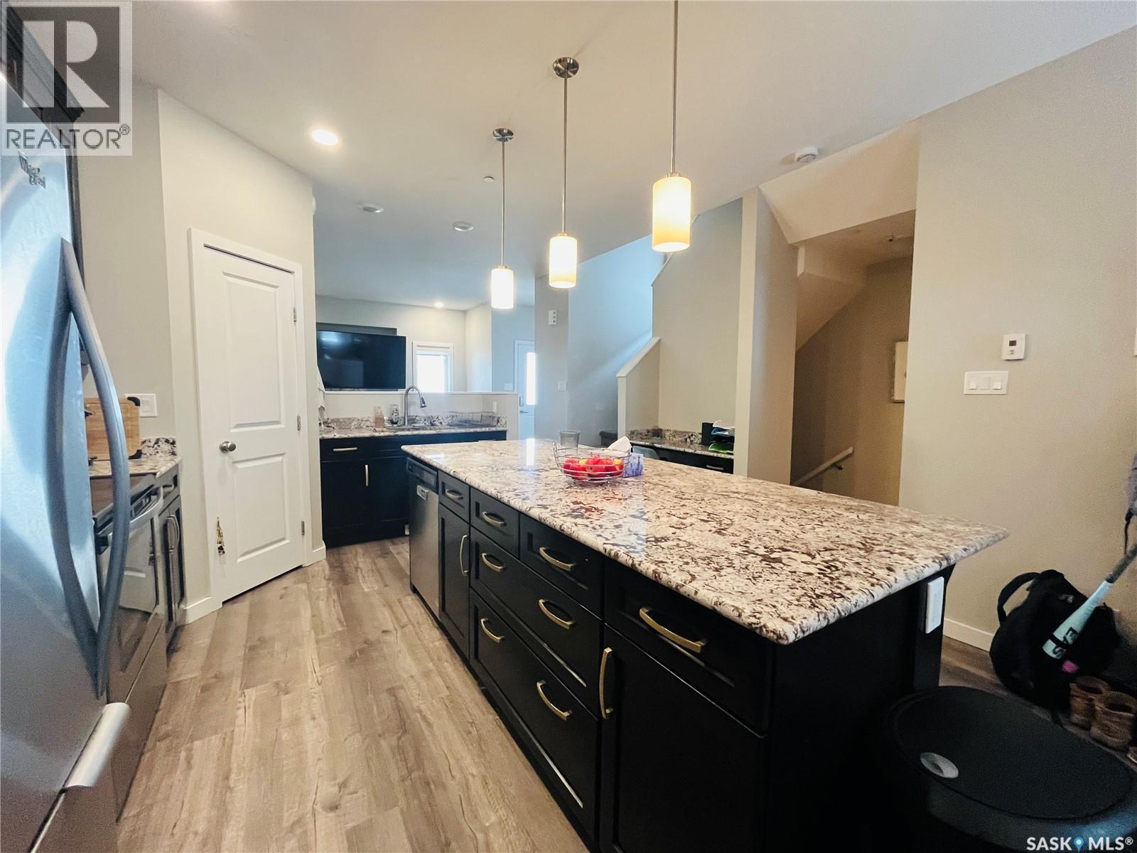 642 Glenridge Avenue, Swift Current, SK - Indoor Photo Showing Kitchen With Upgraded Kitchen