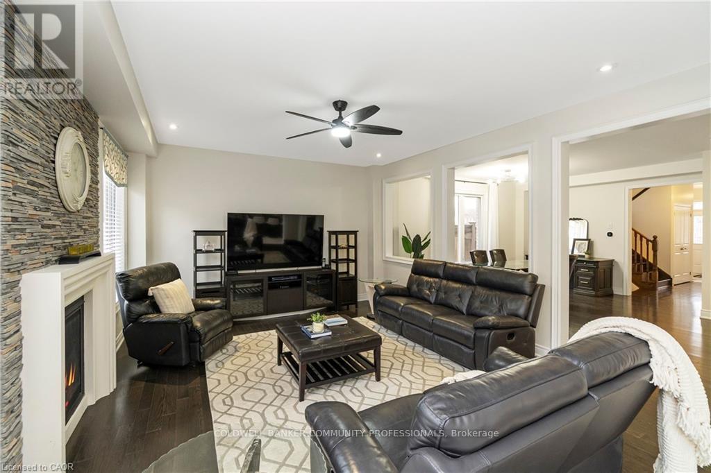 4 Macbean Crescent, Hamilton, ON - Indoor Photo Showing Living Room
