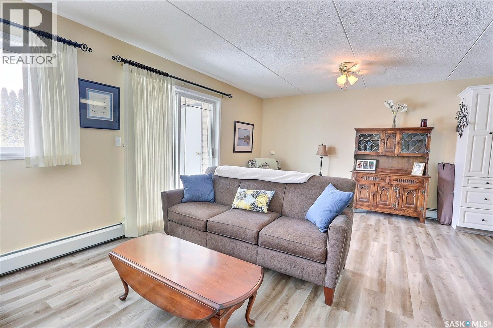 201 1 26Th Street E, Prince Albert, SK - Indoor Photo Showing Living Room