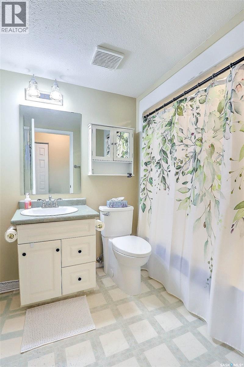 201 1 26Th Street E, Prince Albert, SK - Indoor Photo Showing Bathroom