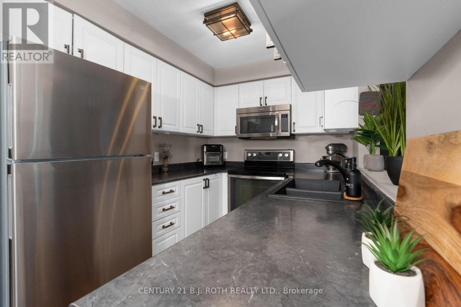 221 Harvie Road, Barrie, ON - Indoor Photo Showing Kitchen With Upgraded Kitchen