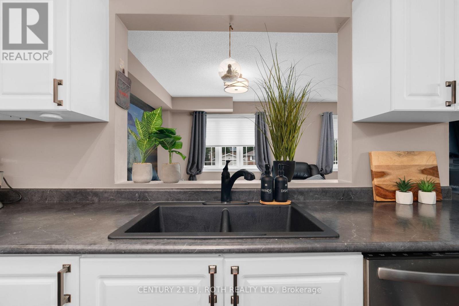 221 Harvie Road, Barrie, ON - Indoor Photo Showing Kitchen