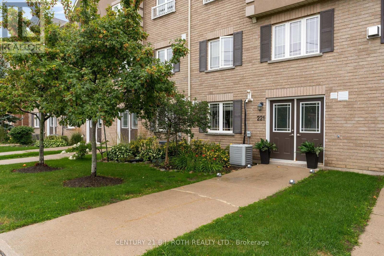 Front of home, walk out to Harvie. - 221 Harvie Road, Barrie, ON - Outdoor
