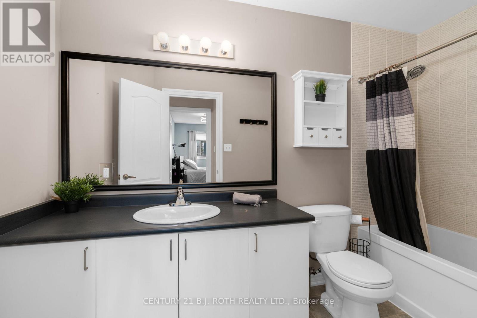 Upper level, 4 piece bathroom - 221 Harvie Road, Barrie, ON - Indoor Photo Showing Bathroom