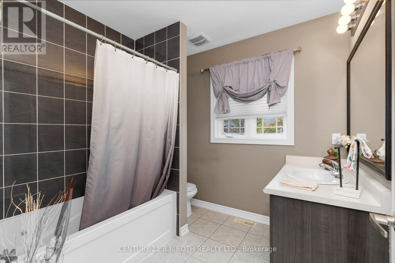 221 Harvie Road, Barrie, ON - Indoor Photo Showing Bathroom