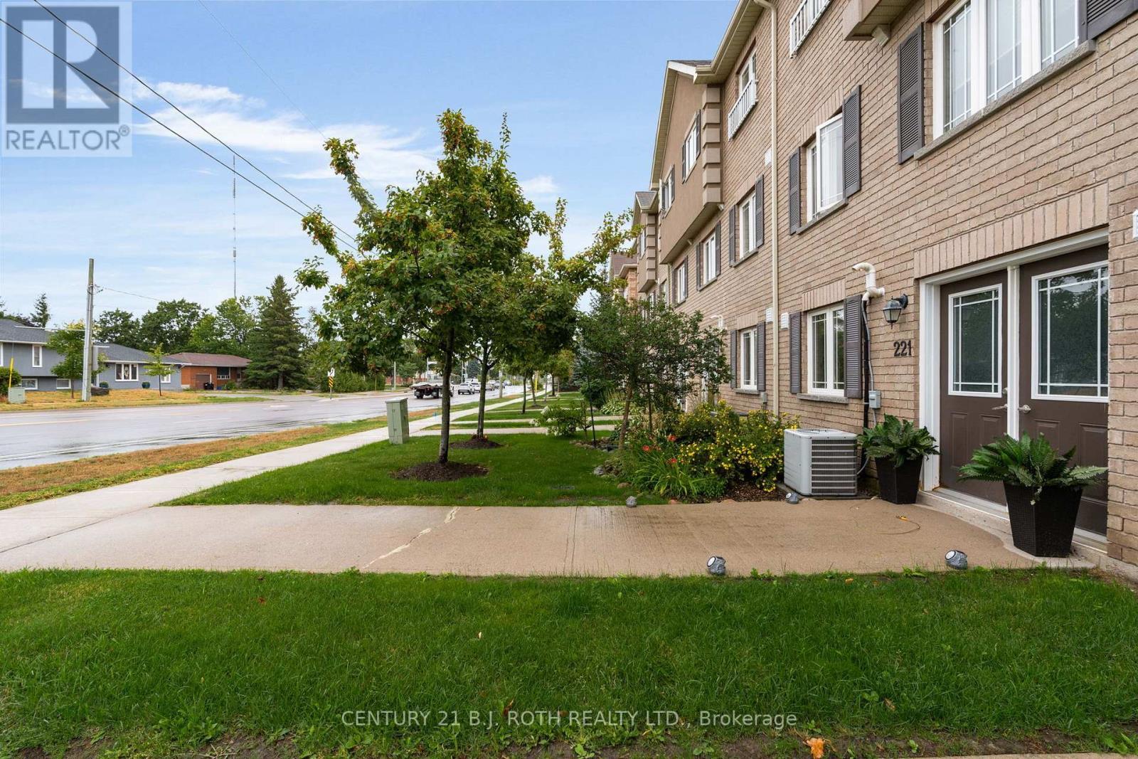 Lower level, walk-out to Harvie Dr. - 221 Harvie Road, Barrie, ON - Outdoor