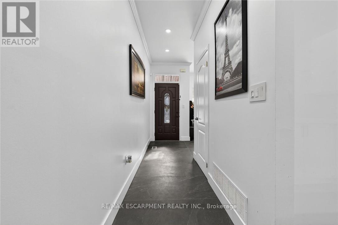 33 Panorama Way, Hamilton, ON - Indoor Photo Showing Other Room