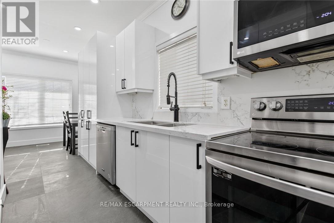 33 Panorama Way, Hamilton, ON - Indoor Photo Showing Kitchen With Double Sink With Upgraded Kitchen