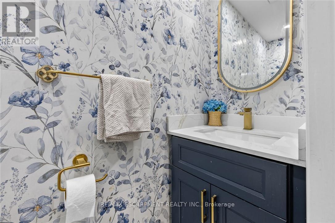 33 Panorama Way, Hamilton, ON - Indoor Photo Showing Bathroom