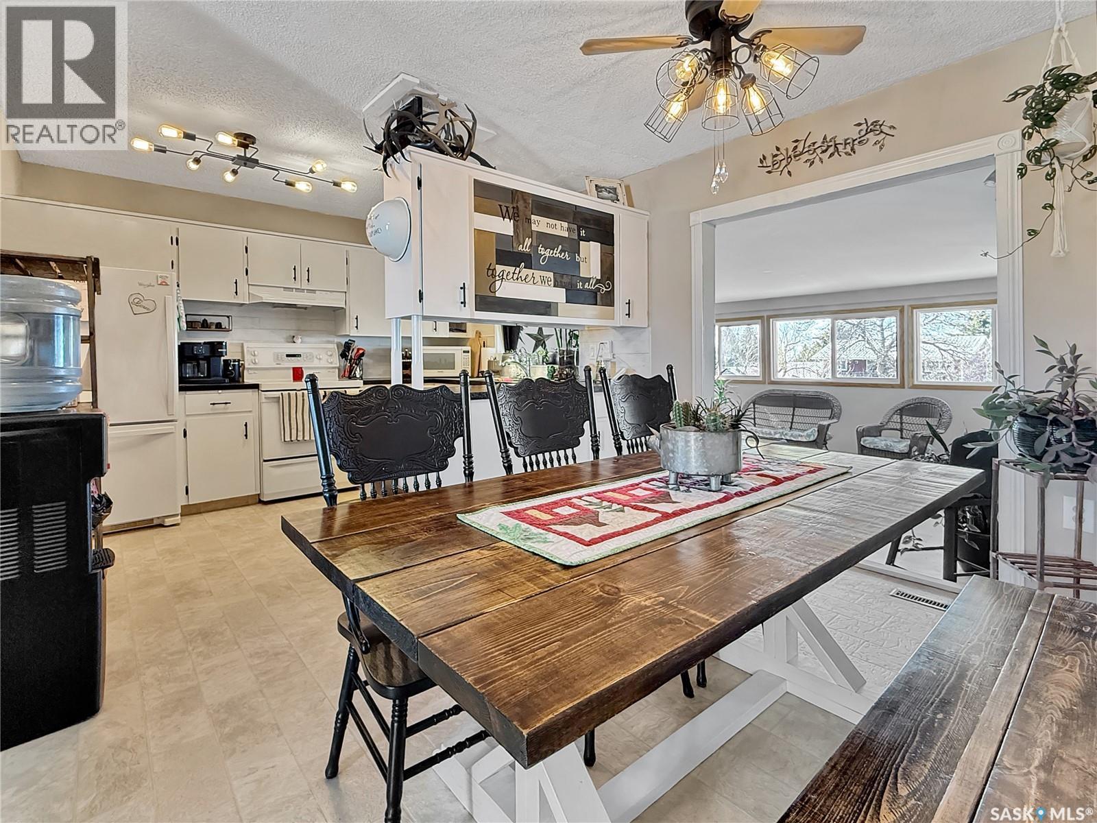 290 Burke Crescent, Swift Current, SK - Indoor Photo Showing Dining Room
