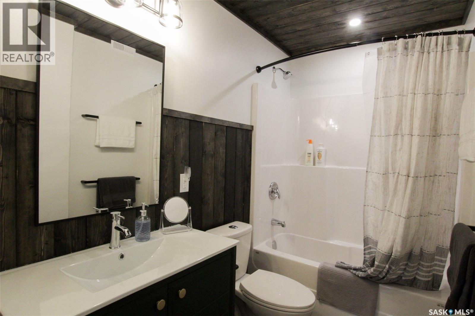 2014 3Rd Street, Rosthern, SK - Indoor Photo Showing Bathroom