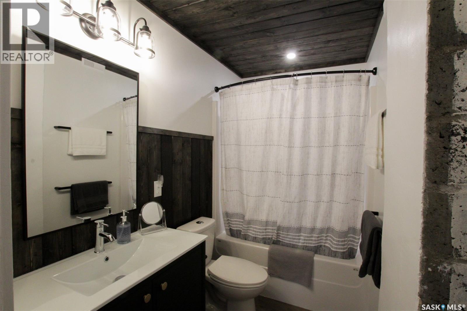 2014 3Rd Street, Rosthern, SK - Indoor Photo Showing Bathroom