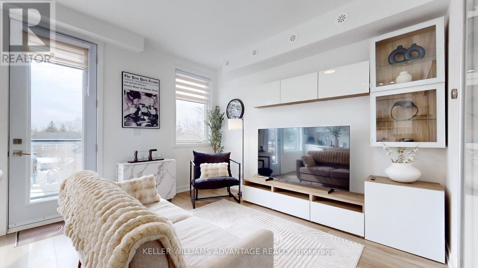 2 - 1479 O'Connor Drive, Toronto, ON - Indoor Photo Showing Living Room