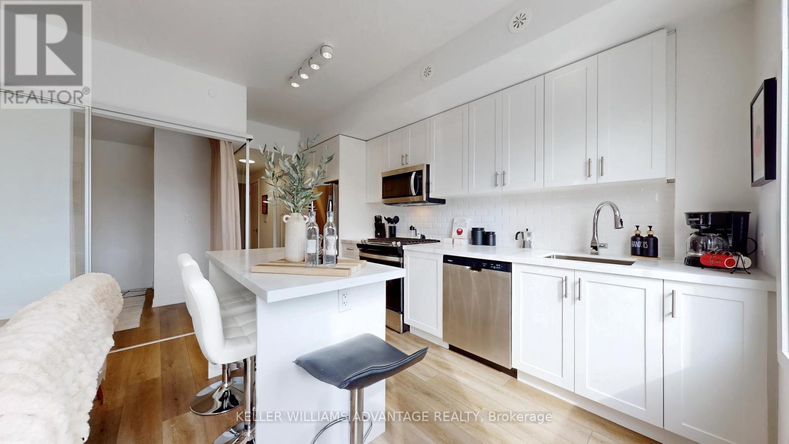 2 - 1479 O'Connor Drive, Toronto, ON - Indoor Photo Showing Kitchen
