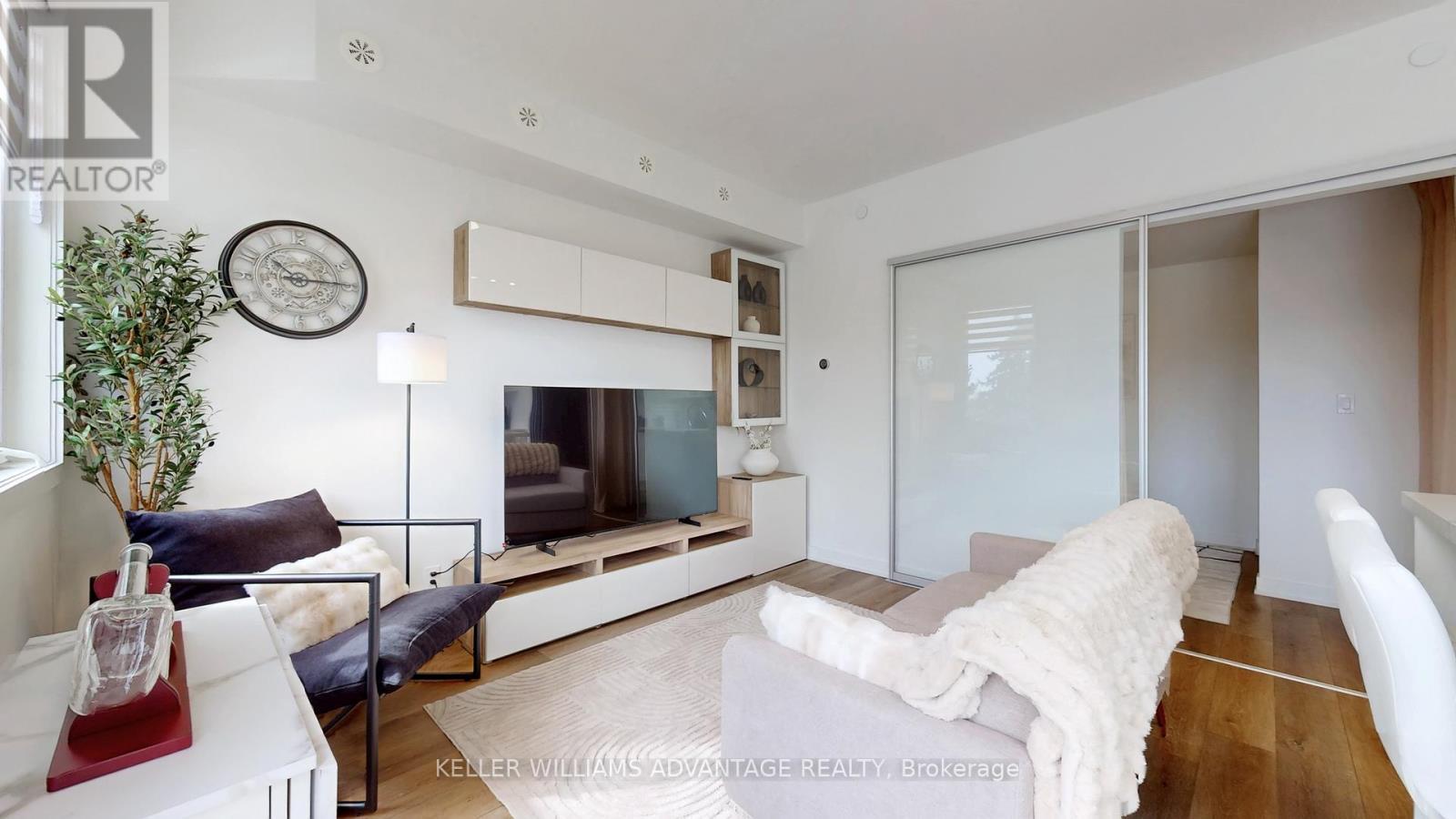 2 - 1479 O'Connor Drive, Toronto, ON - Indoor Photo Showing Living Room