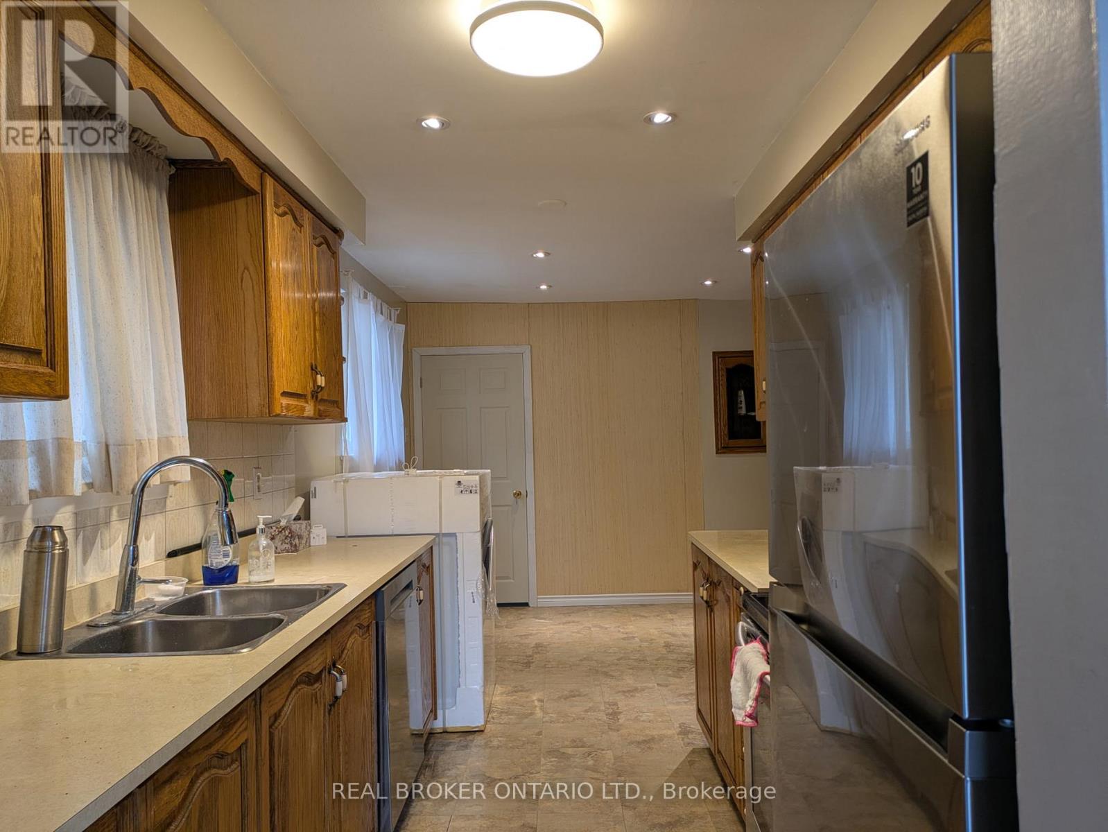 3364 Cedar Creek Drive, Mississauga, ON - Indoor Photo Showing Kitchen With Double Sink