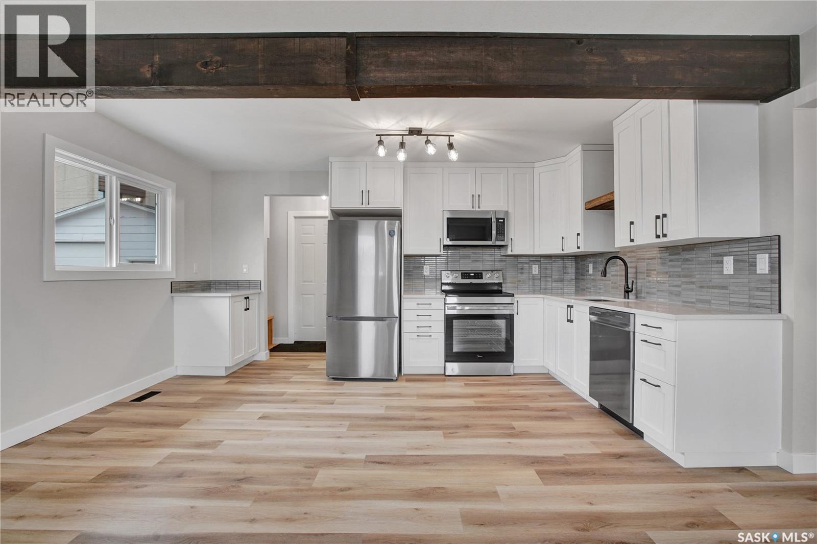 1017 Mcmillan Avenue, Saskatoon, SK - Indoor Photo Showing Kitchen With Stainless Steel Kitchen