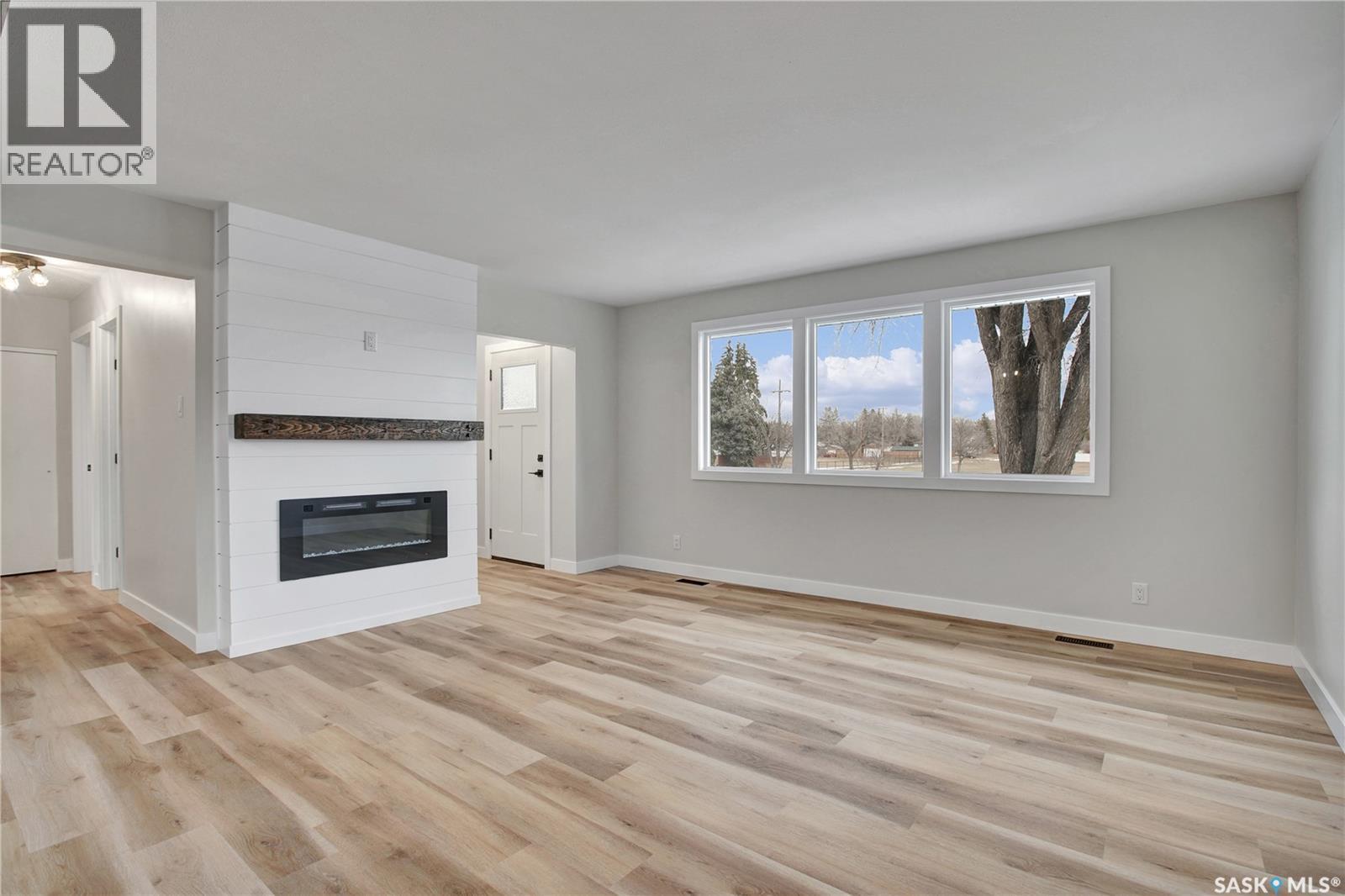 1017 Mcmillan Avenue, Saskatoon, SK - Indoor Photo Showing Living Room With Fireplace