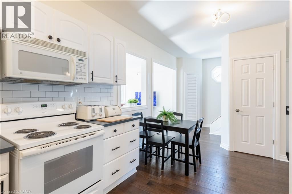 621 Rosseau Road, Hamilton, ON - Indoor Photo Showing Kitchen
