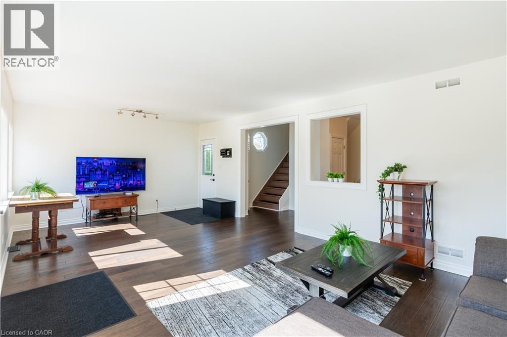 621 Rosseau Road, Hamilton, ON - Indoor Photo Showing Living Room