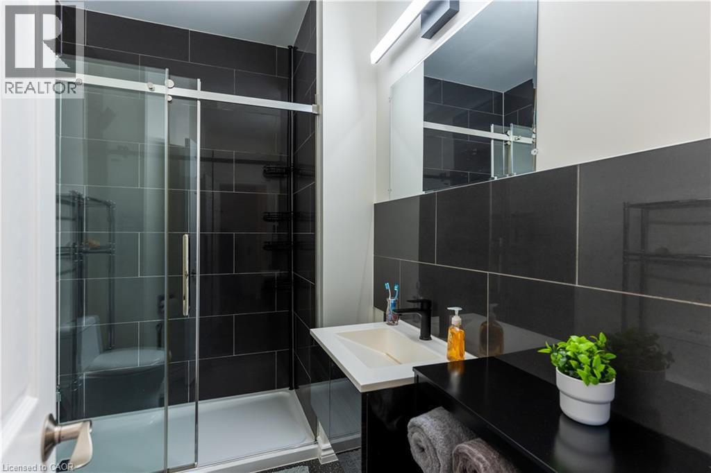 621 Rosseau Road, Hamilton, ON - Indoor Photo Showing Bathroom