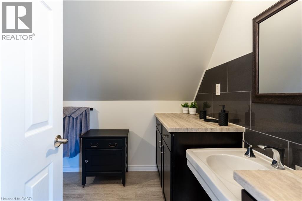621 Rosseau Road, Hamilton, ON - Indoor Photo Showing Bathroom