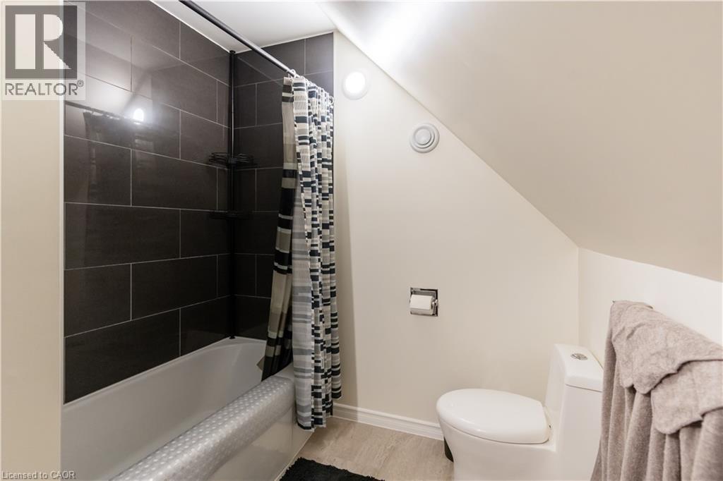 621 Rosseau Road, Hamilton, ON - Indoor Photo Showing Bathroom
