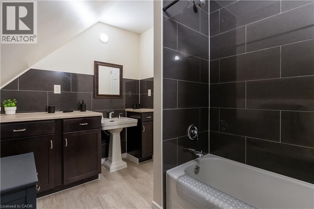 621 Rosseau Road, Hamilton, ON - Indoor Photo Showing Bathroom