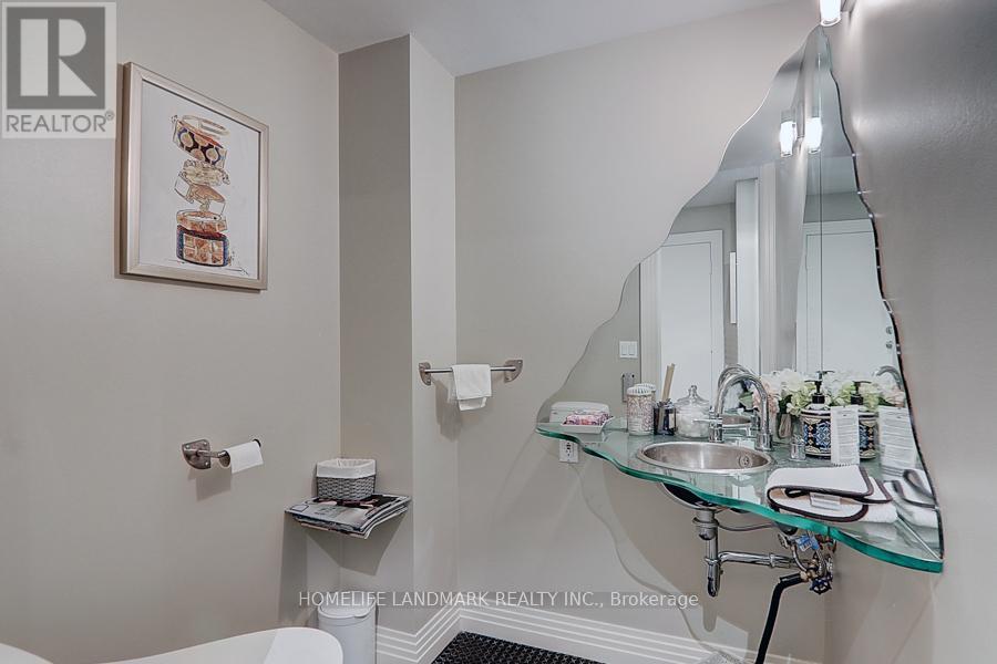 35 Gardiner Road E, Toronto, ON - Indoor Photo Showing Bathroom