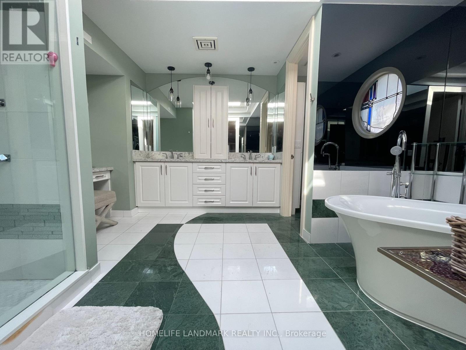 35 Gardiner Road E, Toronto, ON - Indoor Photo Showing Bathroom
