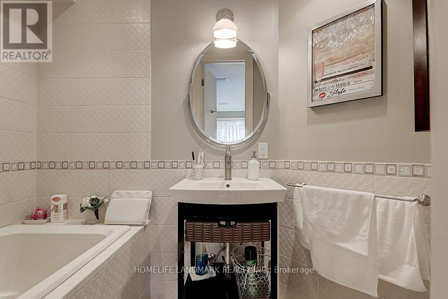 35 Gardiner Road E, Toronto, ON - Indoor Photo Showing Bathroom