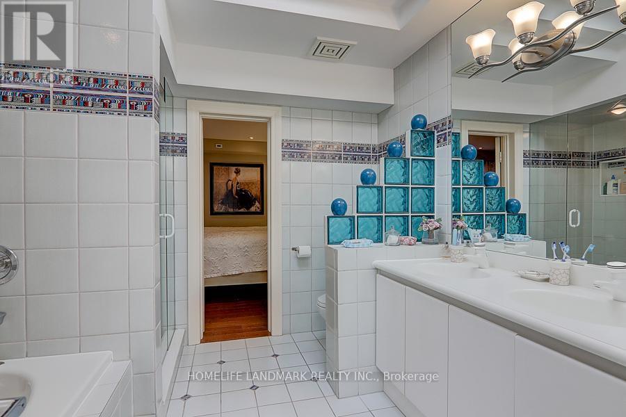 35 Gardiner Road E, Toronto, ON - Indoor Photo Showing Bathroom