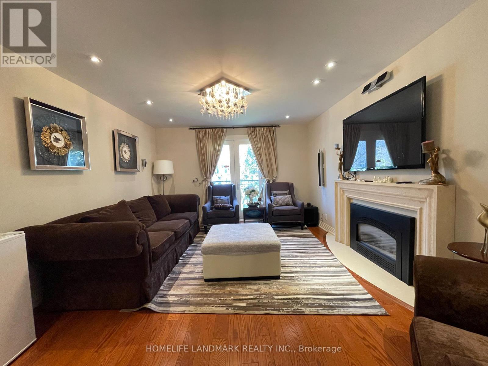 35 Gardiner Road E, Toronto, ON - Indoor Photo Showing Living Room With Fireplace