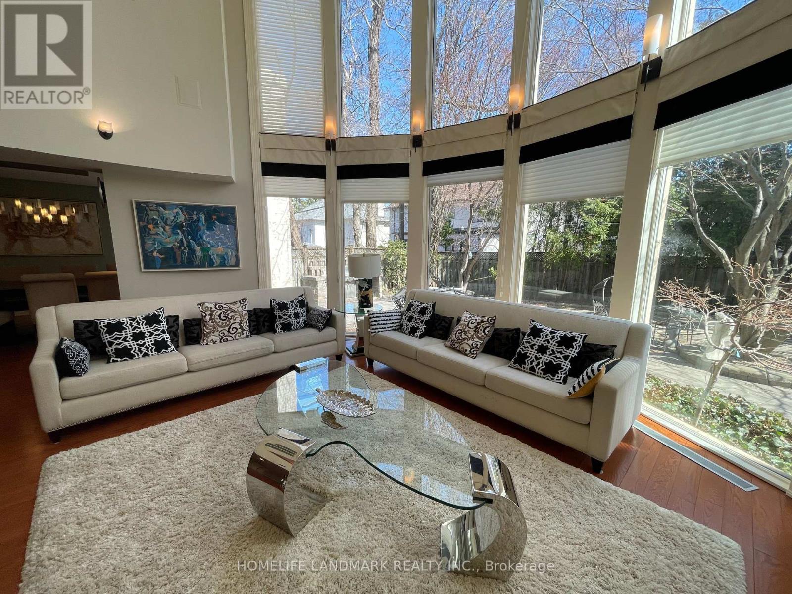35 Gardiner Road E, Toronto, ON - Indoor Photo Showing Living Room