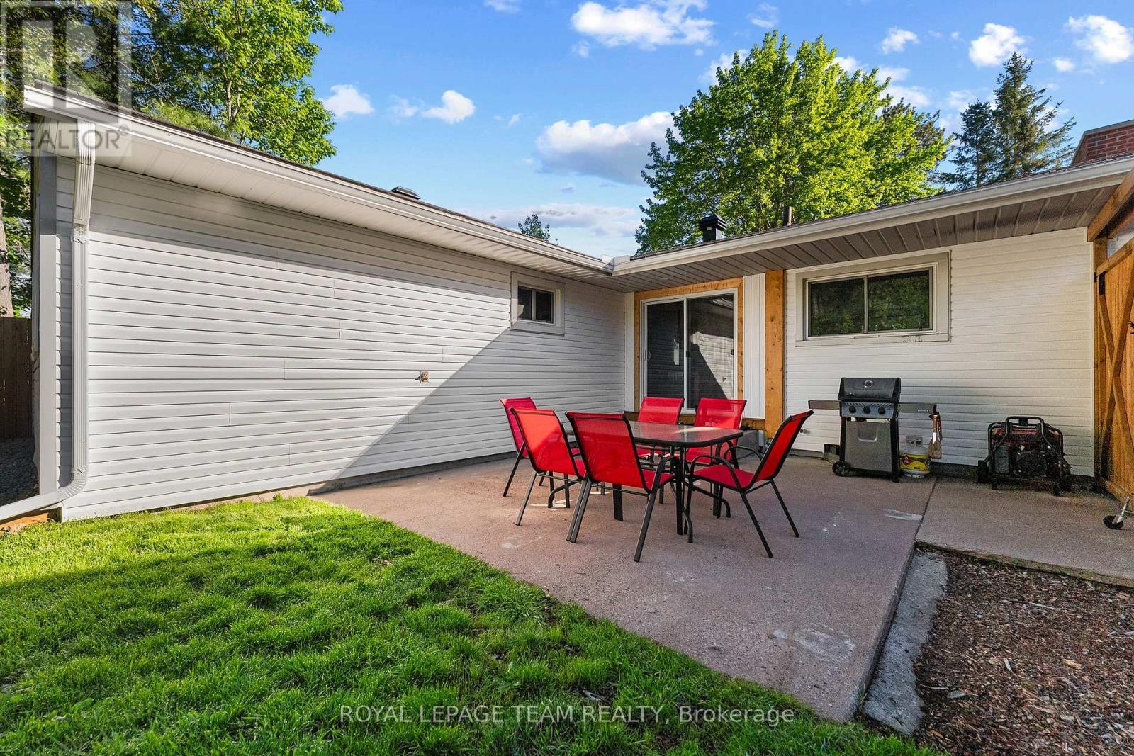 25 Frontenac Crescent, Deep River, ON