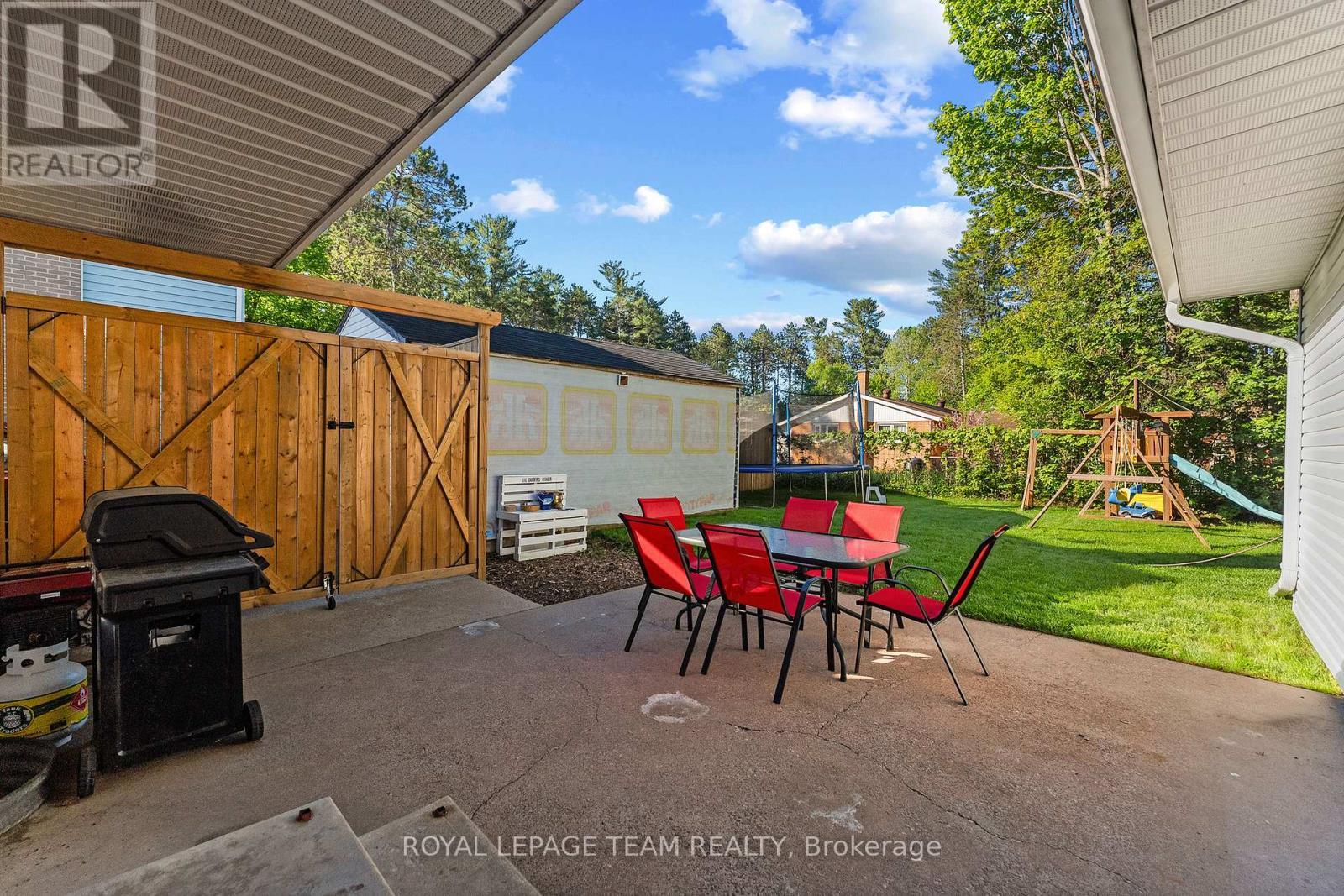 25 Frontenac Crescent, Deep River, ON