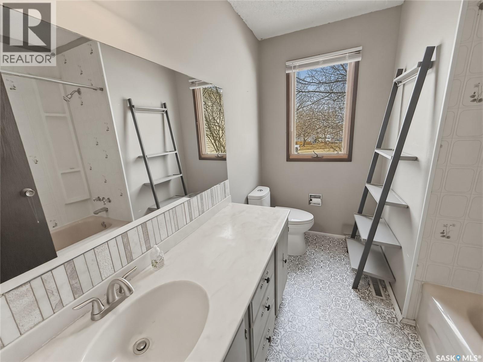 231 Elliott Place, Swift Current, SK - Indoor Photo Showing Bathroom