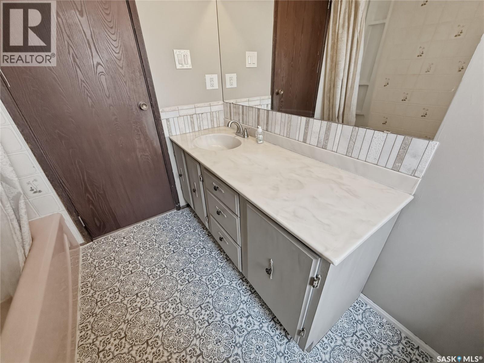 231 Elliott Place, Swift Current, SK - Indoor Photo Showing Bathroom